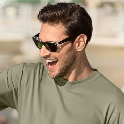 Das klassische T-Shirt der Männer - Klassischer Rundhalsausschnitt