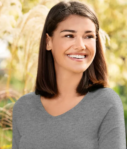 Eng anliegendes T-Shirt für Damen, V-Ausschnitt - Tiefer V-Ausschnitt